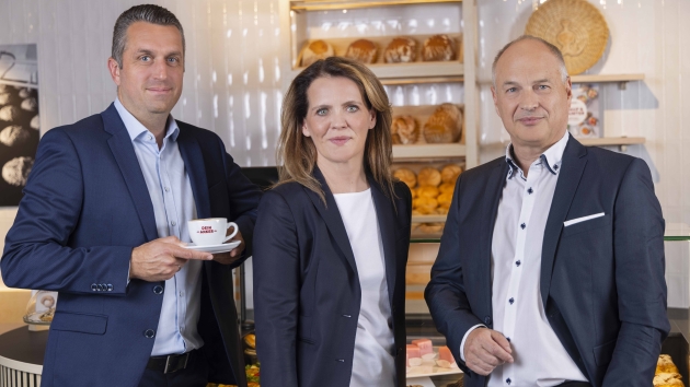 Ex-Vöslauer-Chefin wechselt zu Großbäckerei - Johannes Ruisz (l.) und Birgit Aichinger übernehmen als Geschäftsführer-Duo bei der Ankerbrot-Gruppe, Walter Karger (r.) wechselt in den Aufsichtsrat - Quelle: Ankerbrot-Gruppe